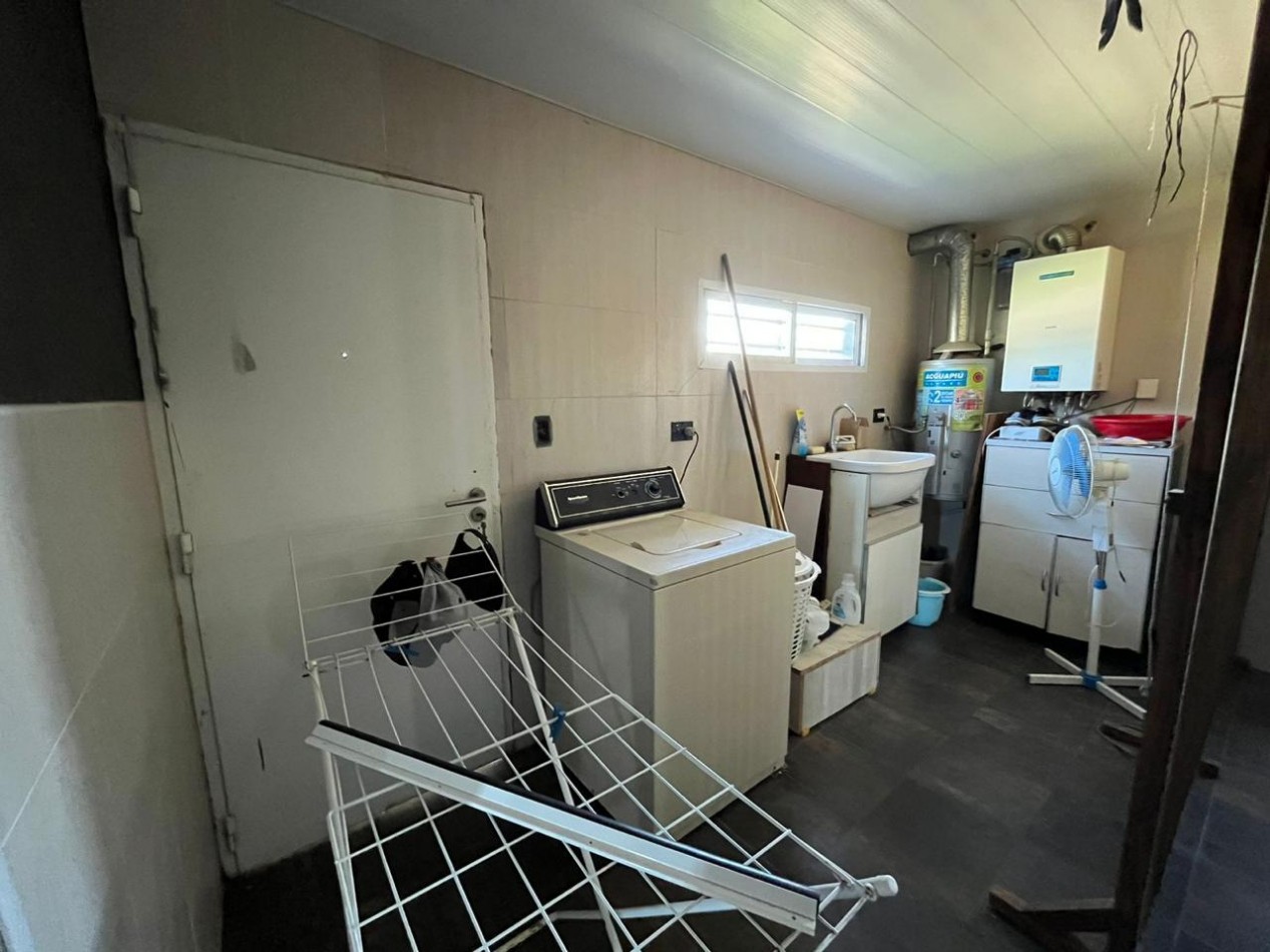 Venta de Casa 4 ambientes con galpon y parque 