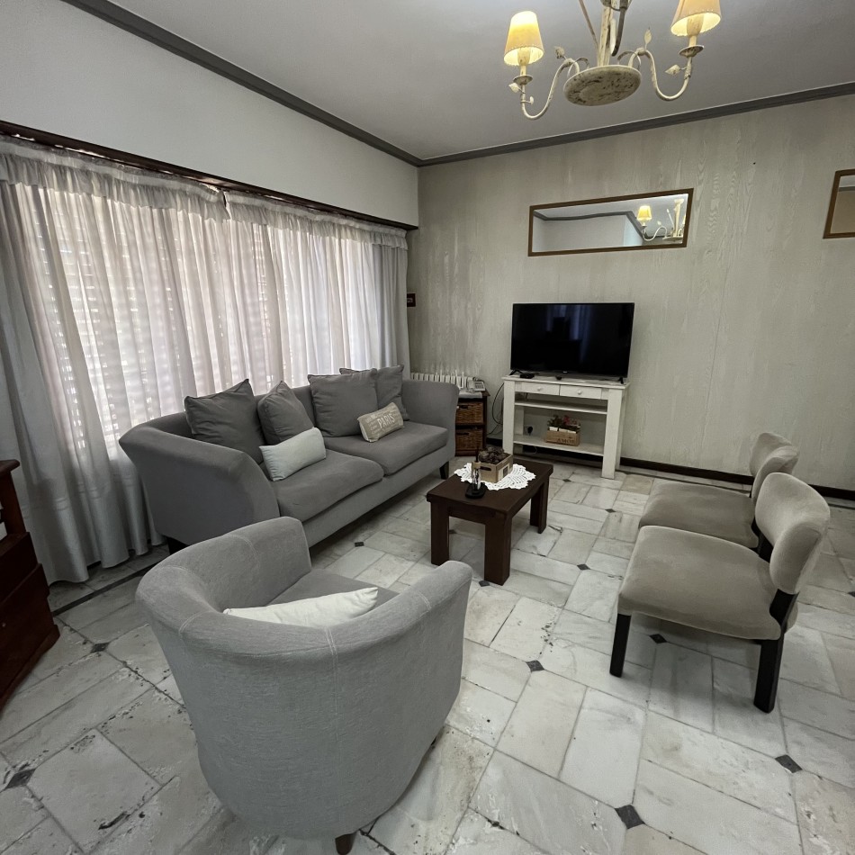 Venta de chalet 6 ambientes con quincho en Las Lilas