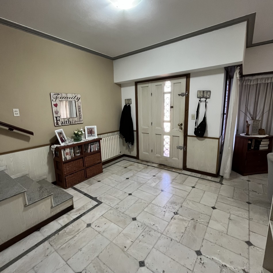 Venta de chalet 6 ambientes con quincho en Las Lilas