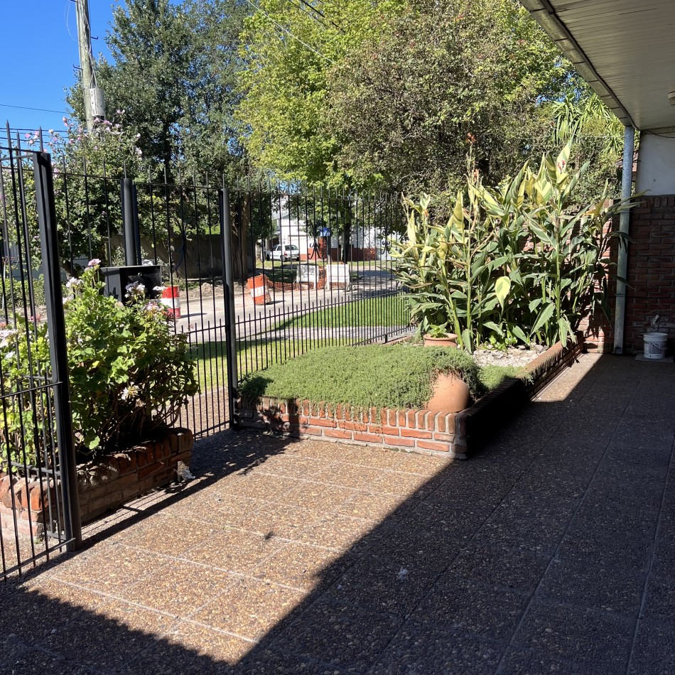 Venta de chalet 6 ambientes con quincho en Las Lilas