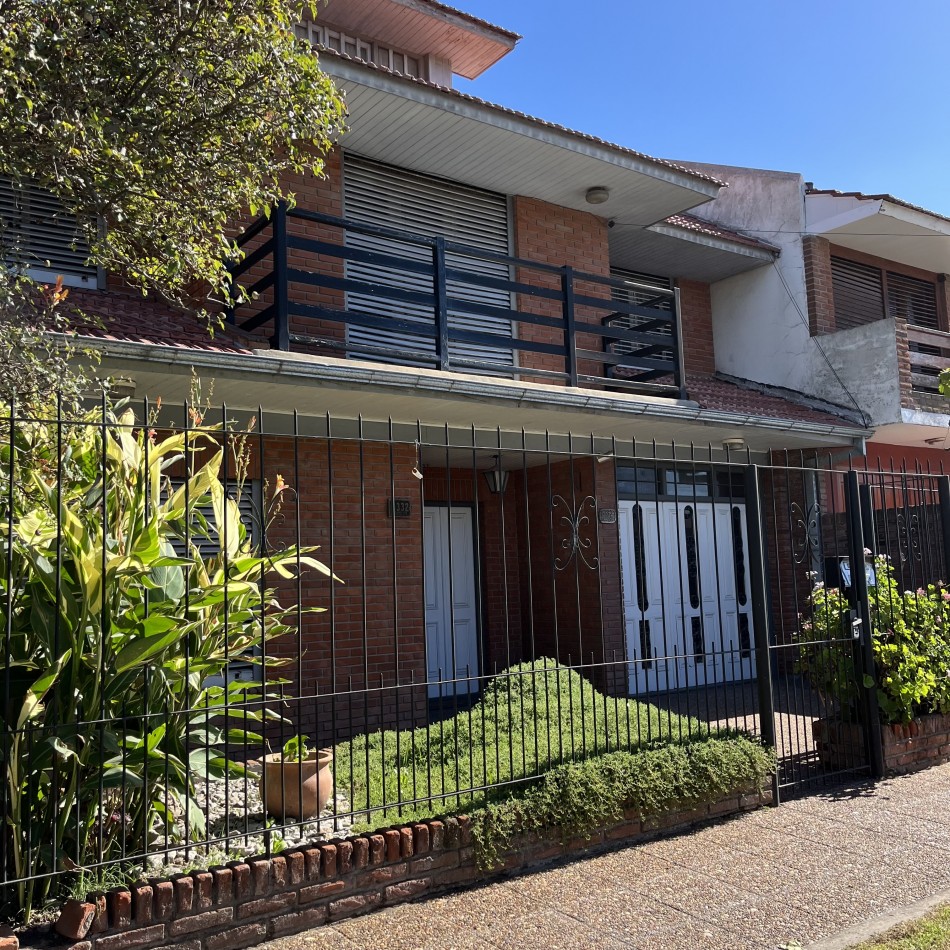 Venta de chalet 6 ambientes con quincho en Las Lilas