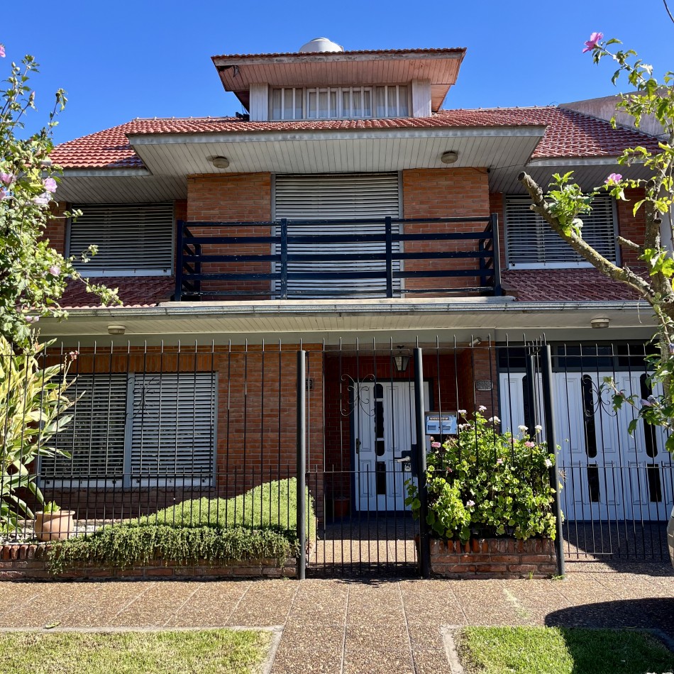 Venta de chalet 6 ambientes con quincho en Las Lilas