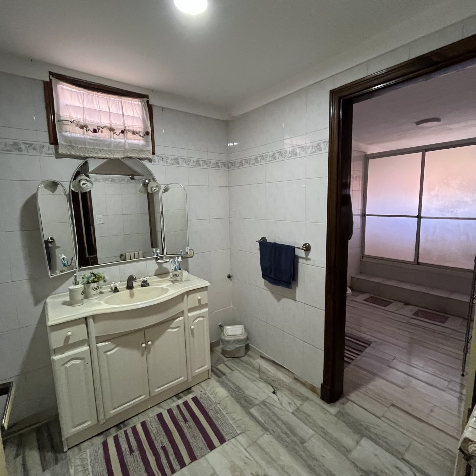 Venta de chalet 6 ambientes con quincho en Las Lilas