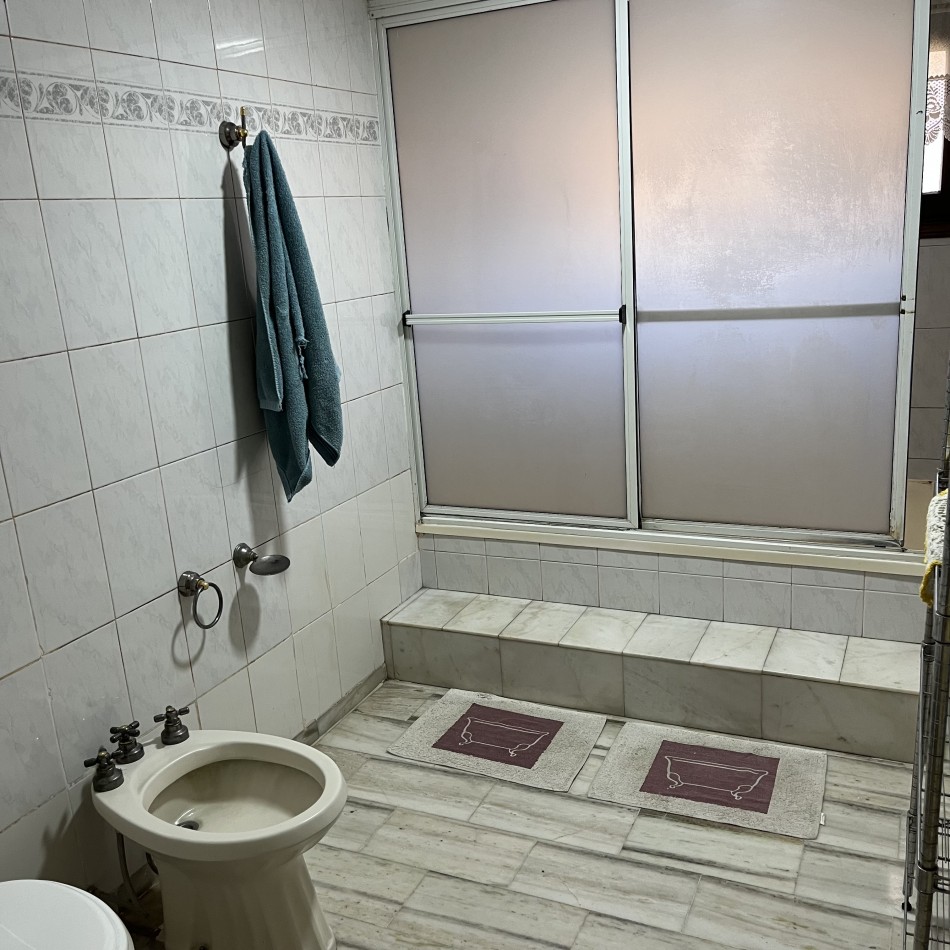 Venta de chalet 6 ambientes con quincho en Las Lilas