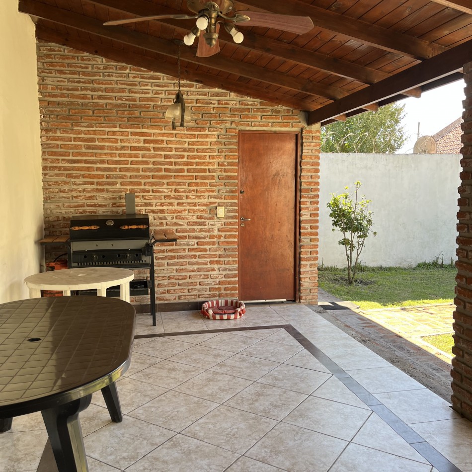 Venta de chalet 6 ambientes con quincho en Las Lilas