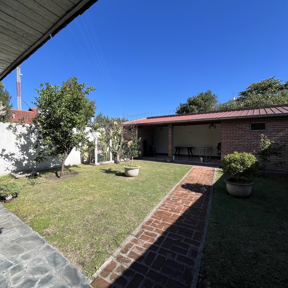 Venta de chalet 6 ambientes con quincho en Las Lilas