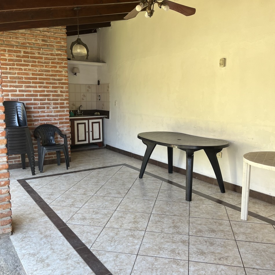 Venta de chalet 6 ambientes con quincho en Las Lilas