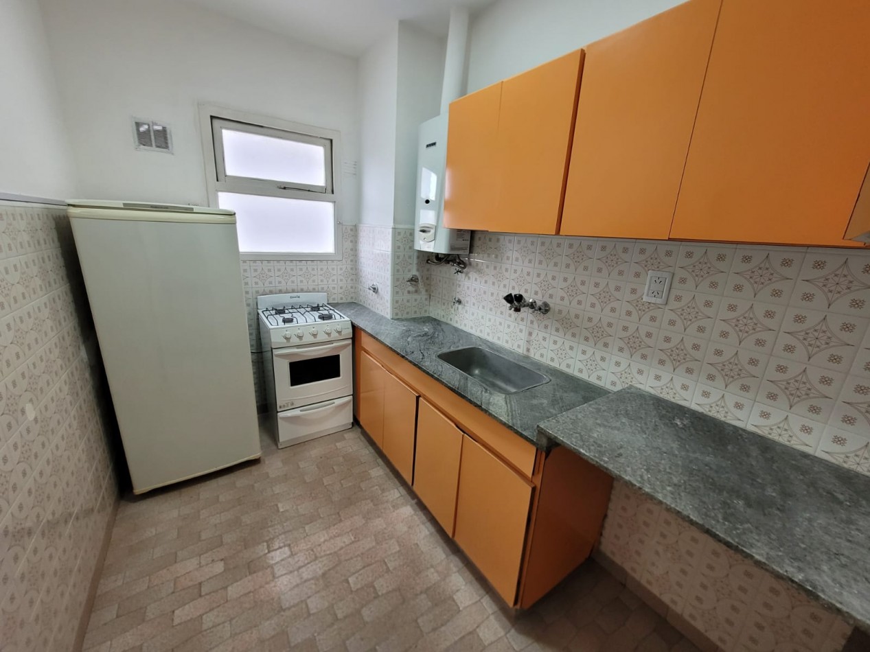 Venta departamento 2 ambientes con balcon a la calle 