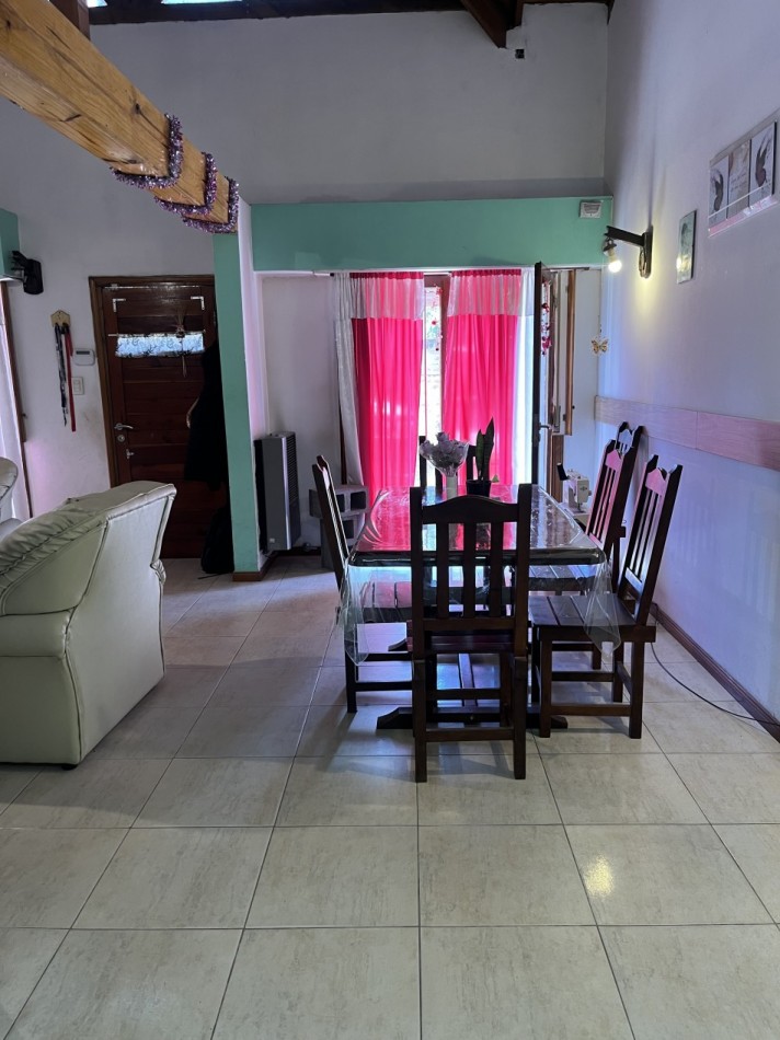 Venta de casa 4 ambientes con pileta en barrio Malvinas Argentinas