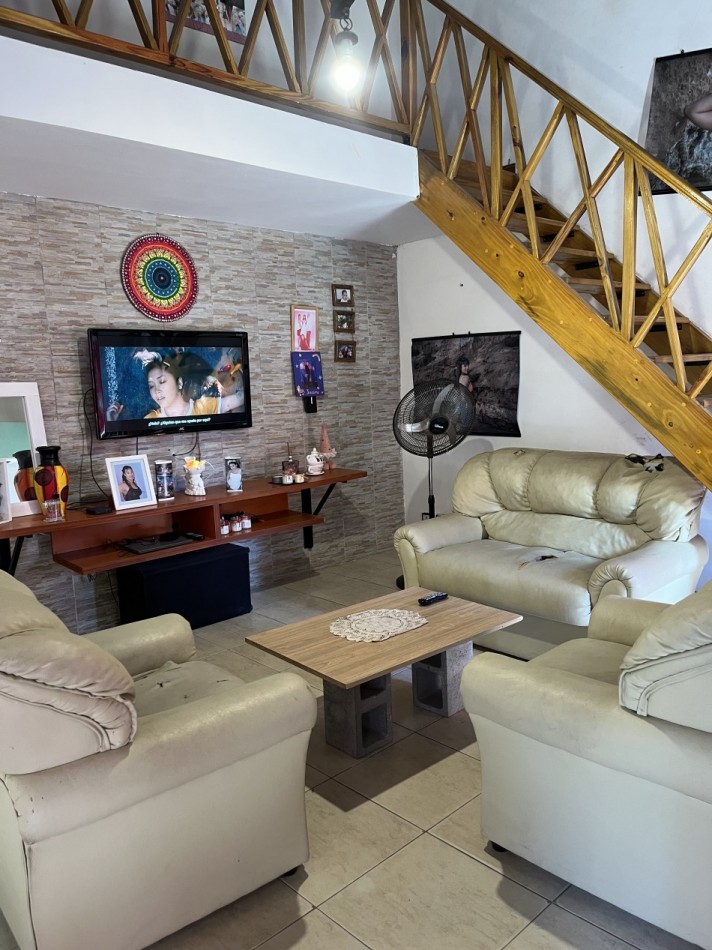 Venta de casa 4 ambientes con pileta en barrio Malvinas Argentinas