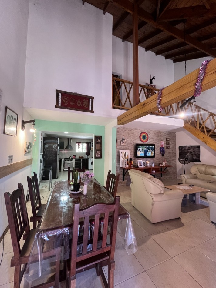 Venta de casa 4 ambientes con pileta en barrio Malvinas Argentinas
