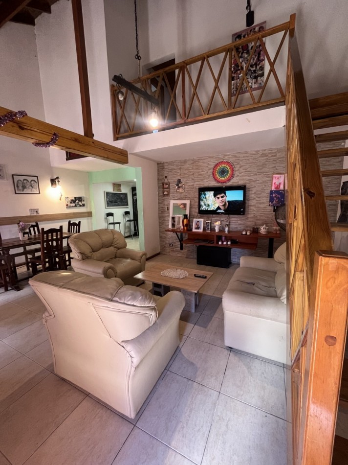 Venta de casa 4 ambientes con pileta en barrio Malvinas Argentinas