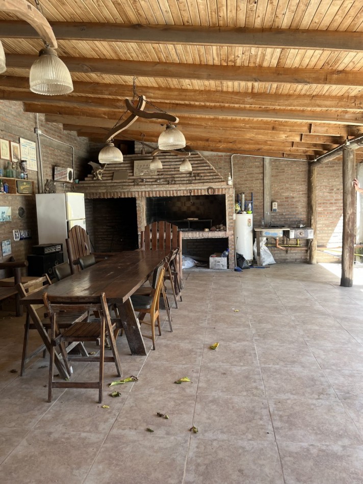 Venta de casa 4 ambientes con pileta en barrio Malvinas Argentinas