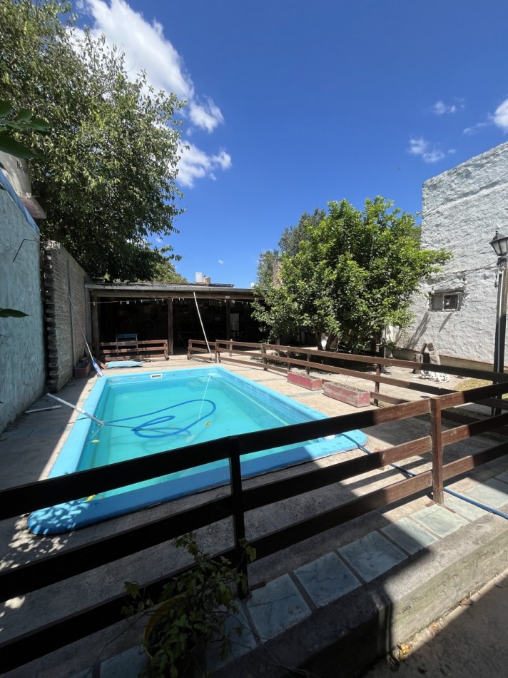 Venta de casa 4 ambientes con pileta en barrio Malvinas Argentinas