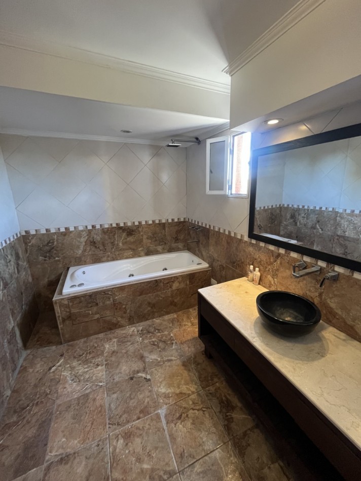 Venta de casa 4 ambientes con pileta en barrio Malvinas Argentinas