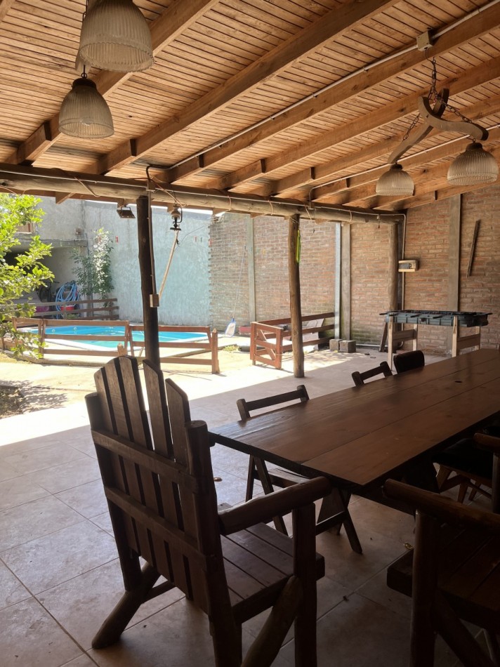 Venta de casa 4 ambientes con pileta en barrio Malvinas Argentinas