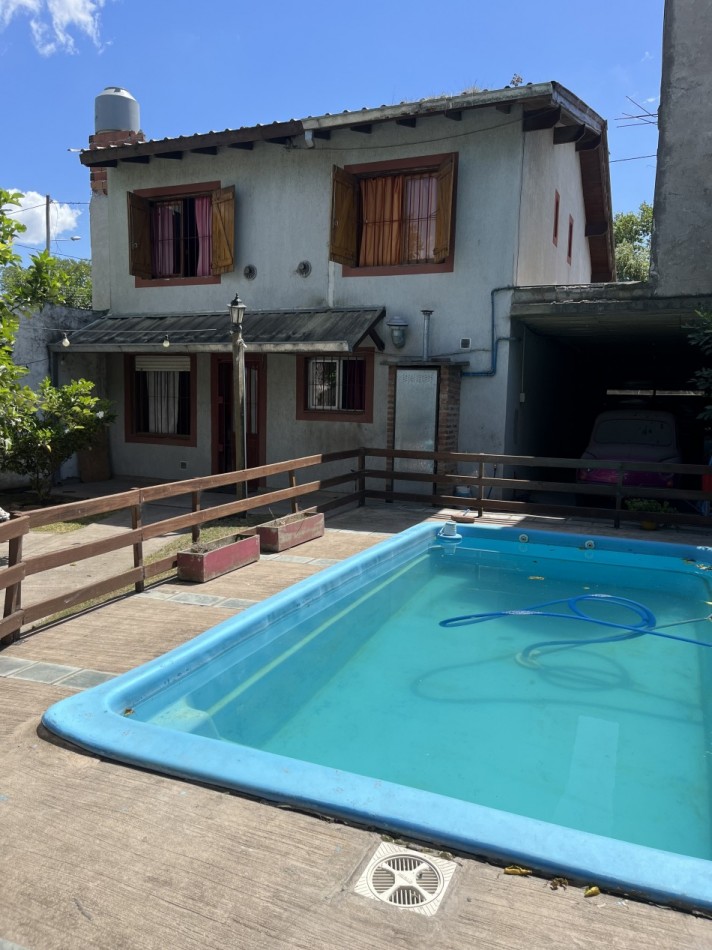 Venta de casa 4 ambientes con pileta en barrio Malvinas Argentinas
