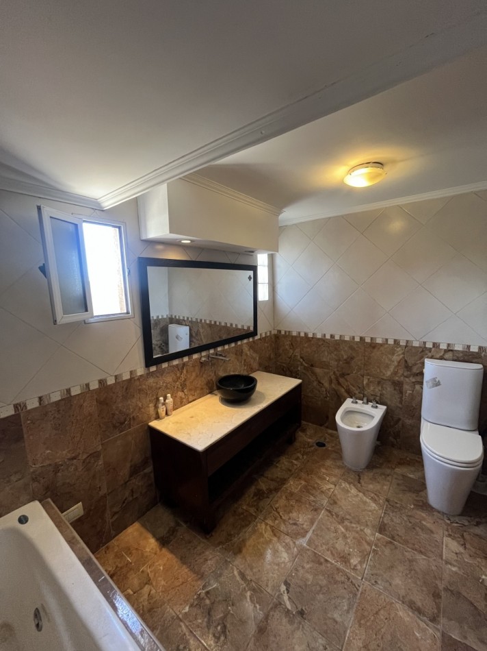 Venta de casa 4 ambientes con pileta en barrio Malvinas Argentinas