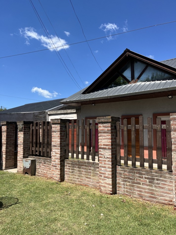 Venta de casa 4 ambientes con pileta en barrio Malvinas Argentinas