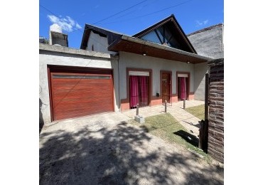 Venta de casa 4 ambientes con pileta en barrio Malvinas Argentinas